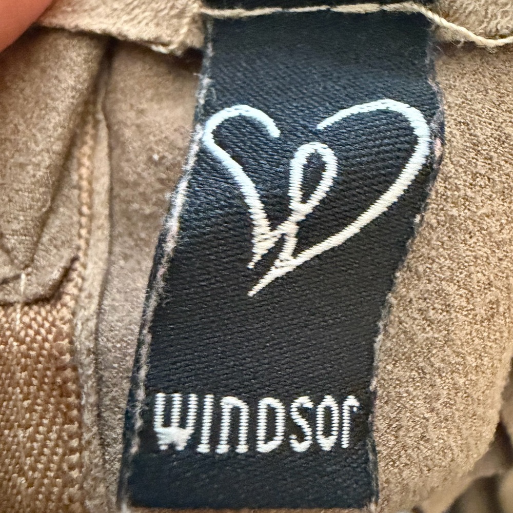 Windsor - Picture 2 of 4